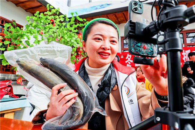 张掖市乌江镇水云乡畔举办电商大赛