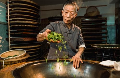 非遗传承人樊生华在抖音电商展示手艺 ：希望年轻人传承传统技艺