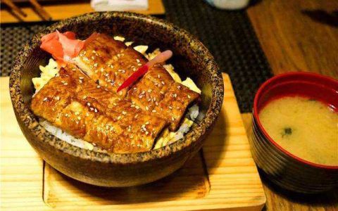 在家也能“穿越”到日料店？东方甄选为你带来经典蒲烧鳗鱼饭