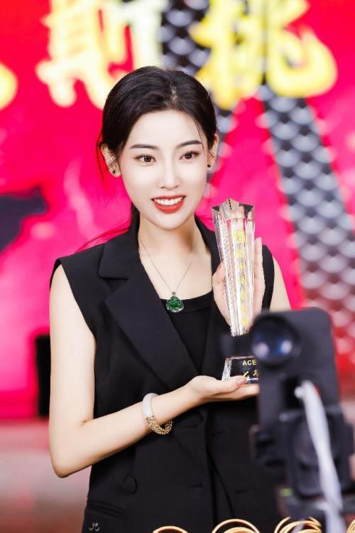 年轻人成直播间消费主力 “全能珠宝女王”七爷引领珠宝线上消费趋势