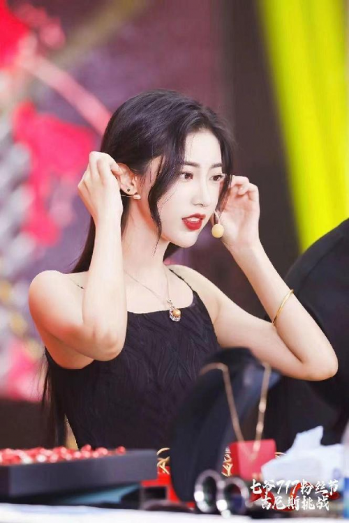 年轻人成直播间消费主力 “全能珠宝女王”七爷引领珠宝线上消费趋势