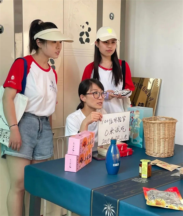 潞州区大学生暑期社会实践走进堠西庄电商小镇
