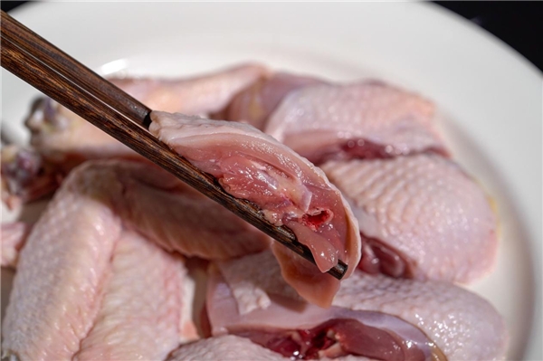 凤中皇清远鸡:全程谷物精制日粮饲喂，持续保证产品质量