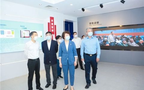 无锡市纪委书记周凤琴一行赴江苏阳光调研
