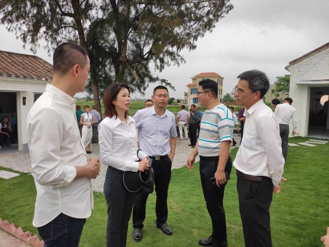 覃巴镇举行乡村电商直播基地挂牌暨电商直播人才培训开班仪式