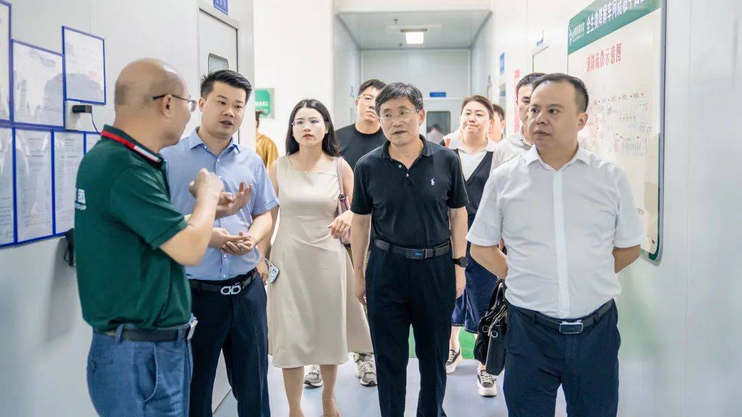 湖北省电子商务协会一行莅临运鸿集团考察调研