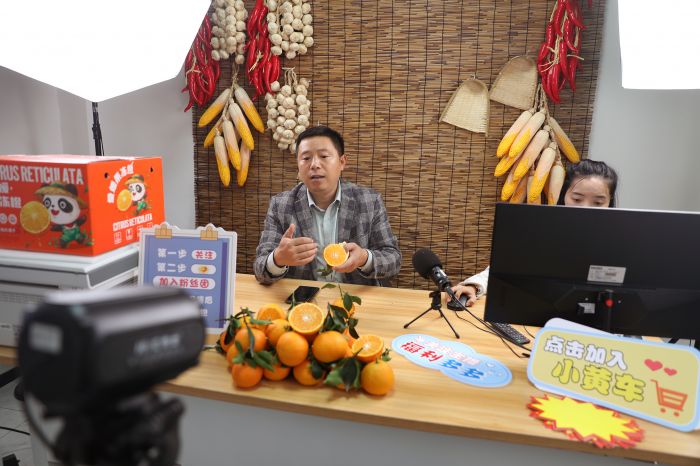 龙鹄村自建的电商直播间.jpg
