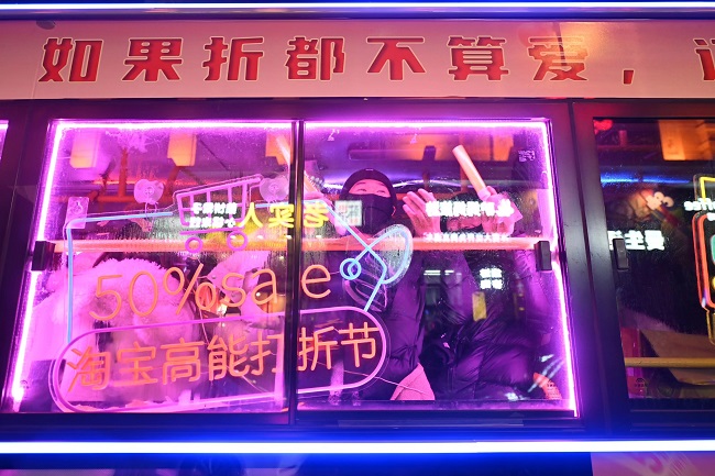 这个跨年季，淘宝承包了一辆蹦迪公交：高能打折啦！