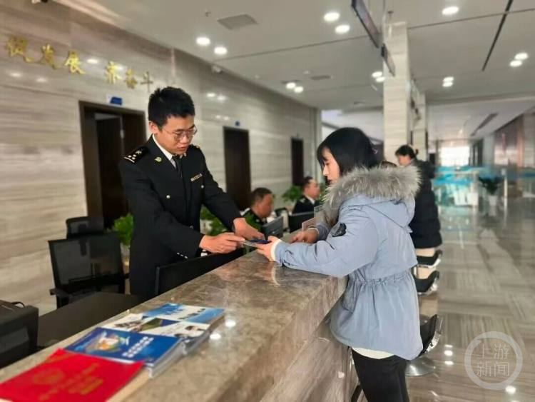 从3天到“秒放” 重庆跨境电商零售进口税单全程网上办