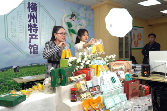 电商主播在直播间推介横州特色农产品。唐铭敏摄
