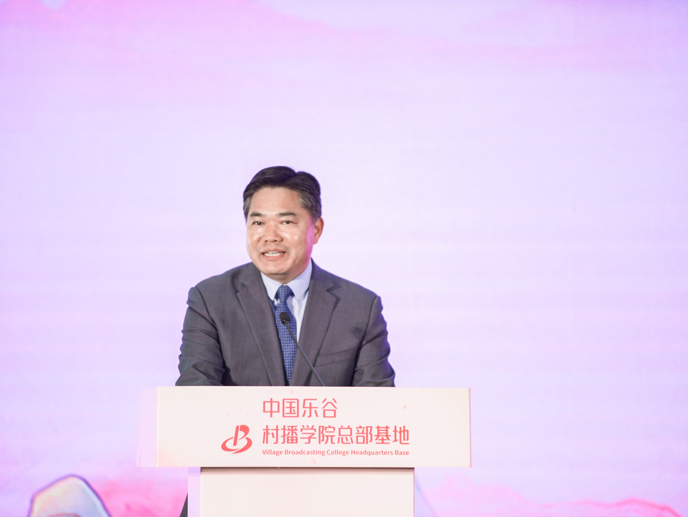 抢抓数字化新质生产力发展机遇 打造直播电商创新孵化的策源地