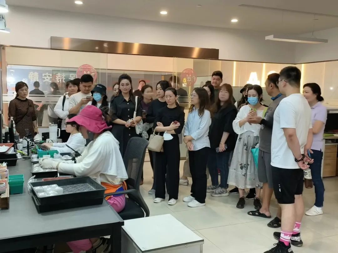 青年人才“挑大梁”，他们参访学习电商直播新业态