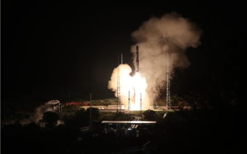 鸭鸭羽绒服首颗卫星发射成功 共赴中国商业航天的黄金时代