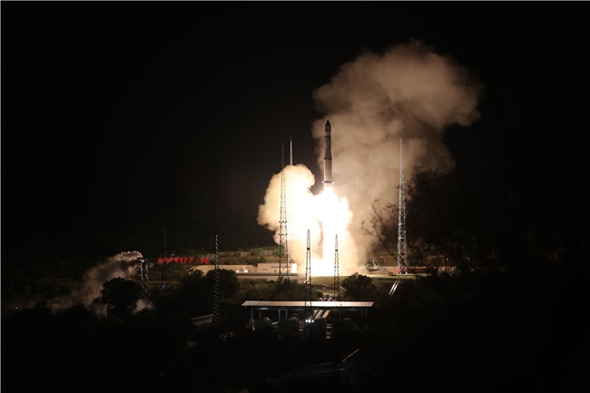 鸭鸭羽绒服首颗卫星发射成功 共赴中国商业航天的黄金时代
