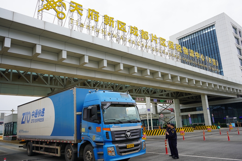 天府新区海关关员监管放行跨境电商快递车辆出区_副本.jpg