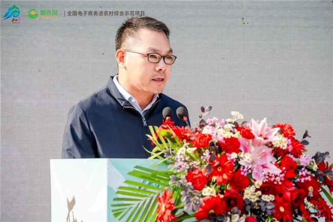 庐江县商务局党组书记、局长杨海飞表示,近年来庐江县积极响应国家乡村振兴战略的号召,大力发展电子商务,以电商助农为突破口,致力于将庐江的特色产品推向更广阔的市场。本次大赛作为深化电商助农、促进地方文化旅游交流的重要举措,期望借此机会,全面展现庐江的独特魅力,推广优质产品,吸引更多人了解、认识和热爱庐江。同时,大赛也致力于发掘和培养一批技术精湛、经营有方、紧跟时代潮流的电商人才,为庐江电商行业注入新的活力和动力。