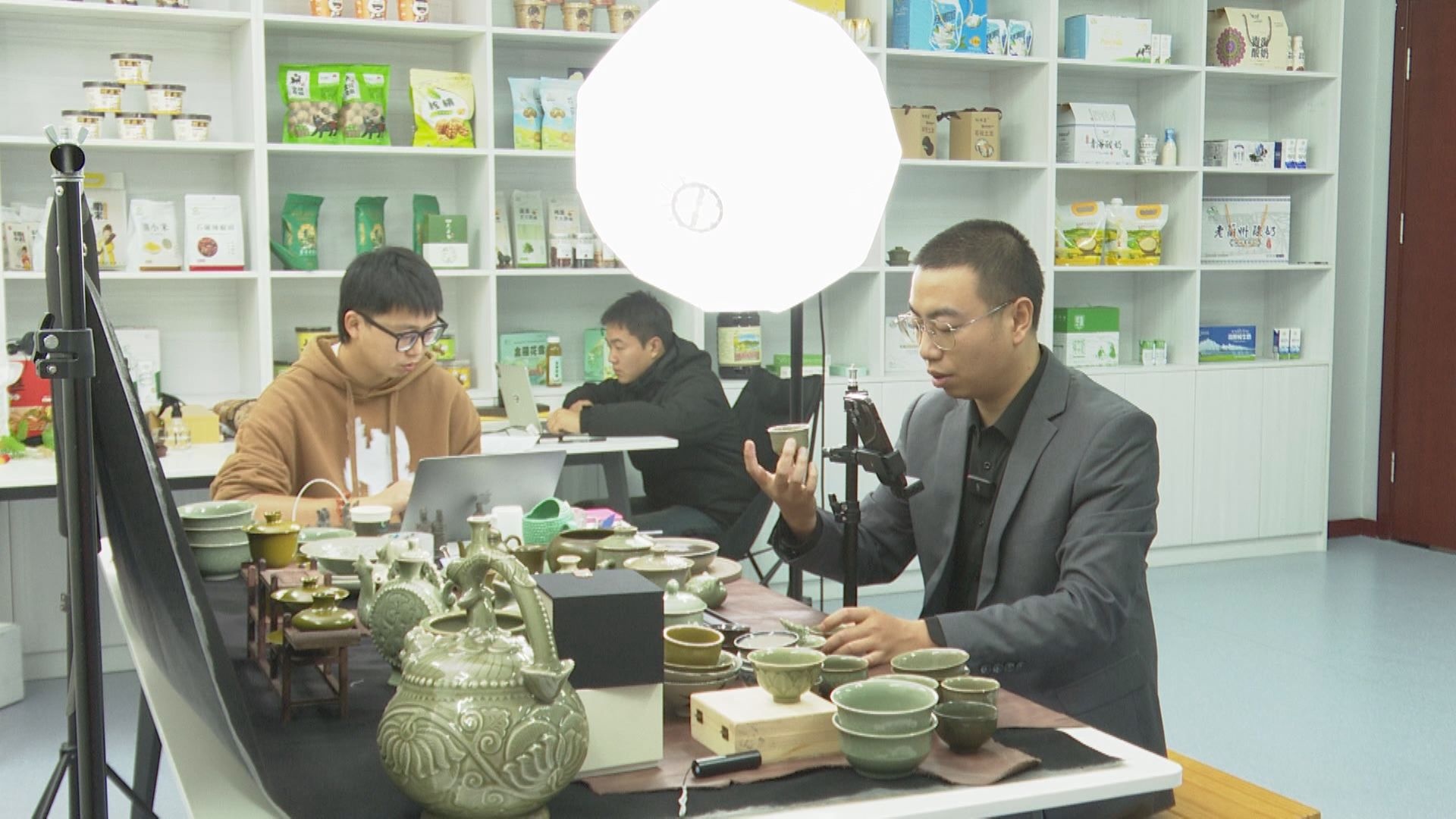 铜川耀州：电商直播“青春力量” 助力乡村振兴